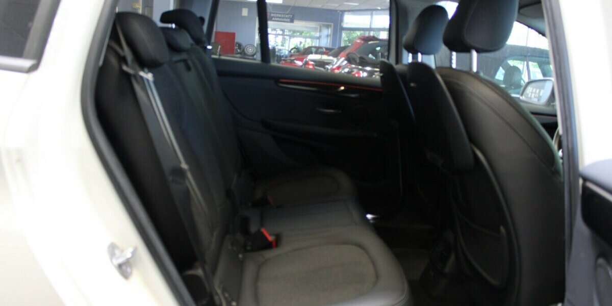 BMW 218 218d Gran Tourer Aut. Sport Line - Navi - LED 69.998 km 22.980 &euro; Euskirchen 53881