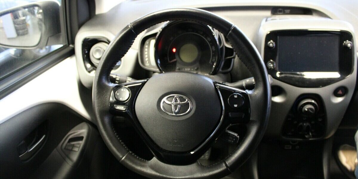 Toyota Aygo 1.0 x-play 79.413 km 9.980 &euro; Euskirchen 53881