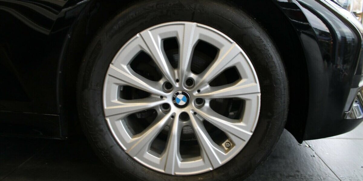 BMW 320 320i Touring Aut. - Leder - LED - Navi - Head 88.320 km 25.980 &euro; Euskirchen 53881