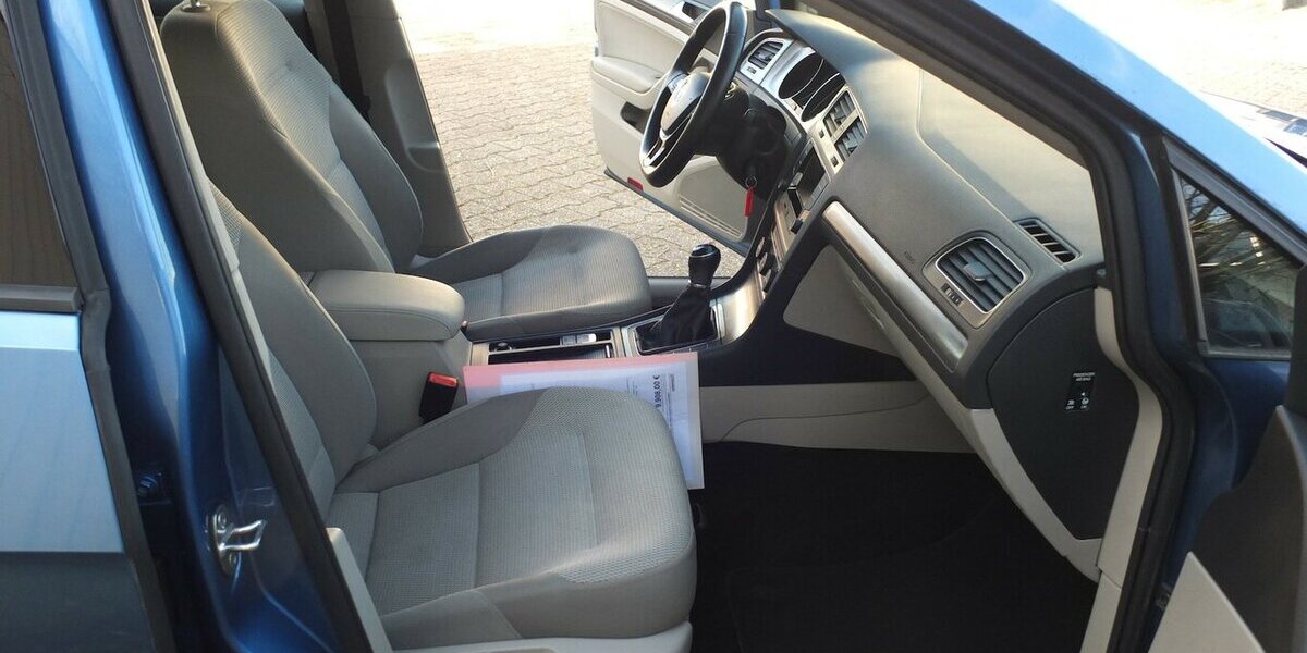 VW Golf VII COMFORTLINE PANORAMADACH KLIMAAUTOMATIK 1 150.000 km 9.888 &euro; Köln 50858