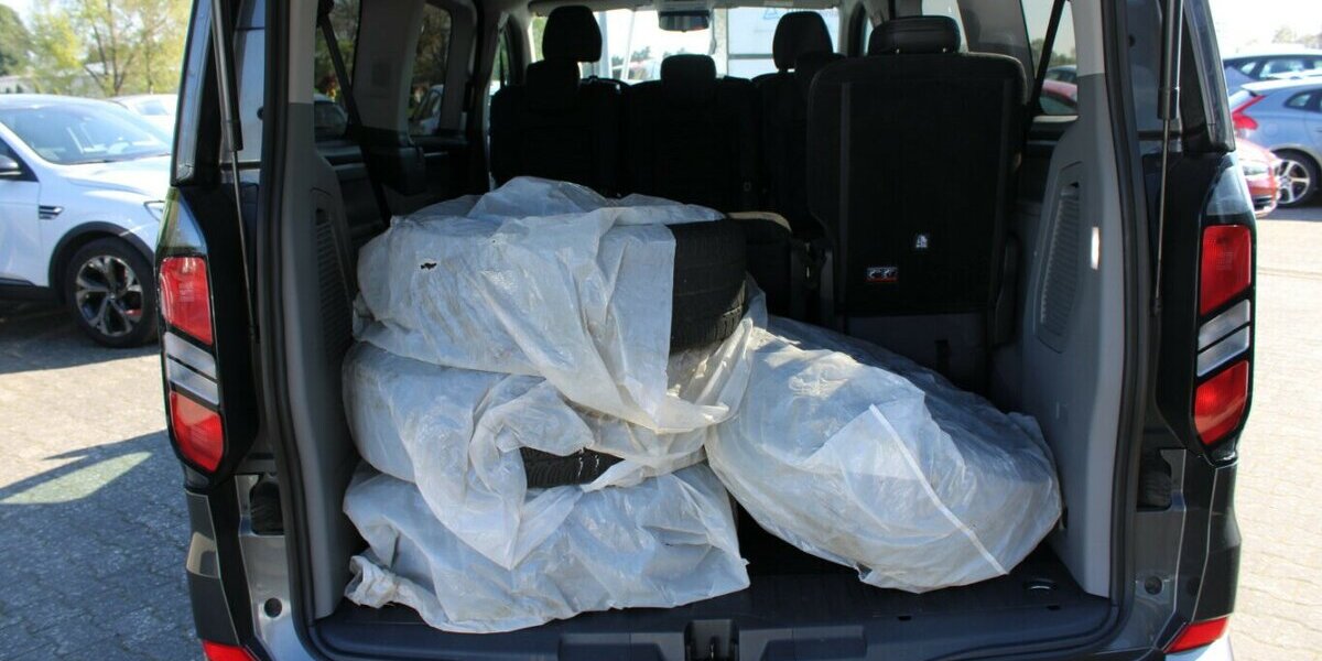 Ford Tourneo Custom 320 L1H1 VA Titanium - 8-Sitzer - 41.414 km 39.980 &euro; Euskirchen 53881