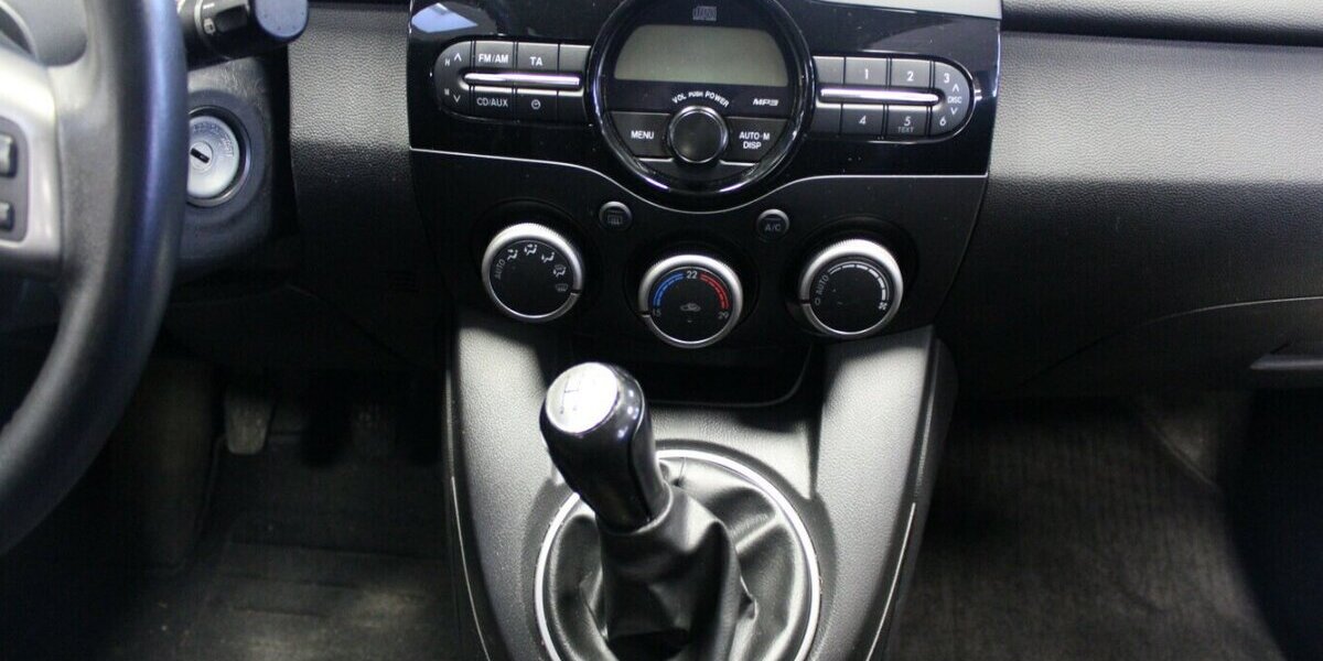 Mazda 2 1.5 MZR Sports-Line 132.930 km 5.980 &euro; Euskirchen 53881